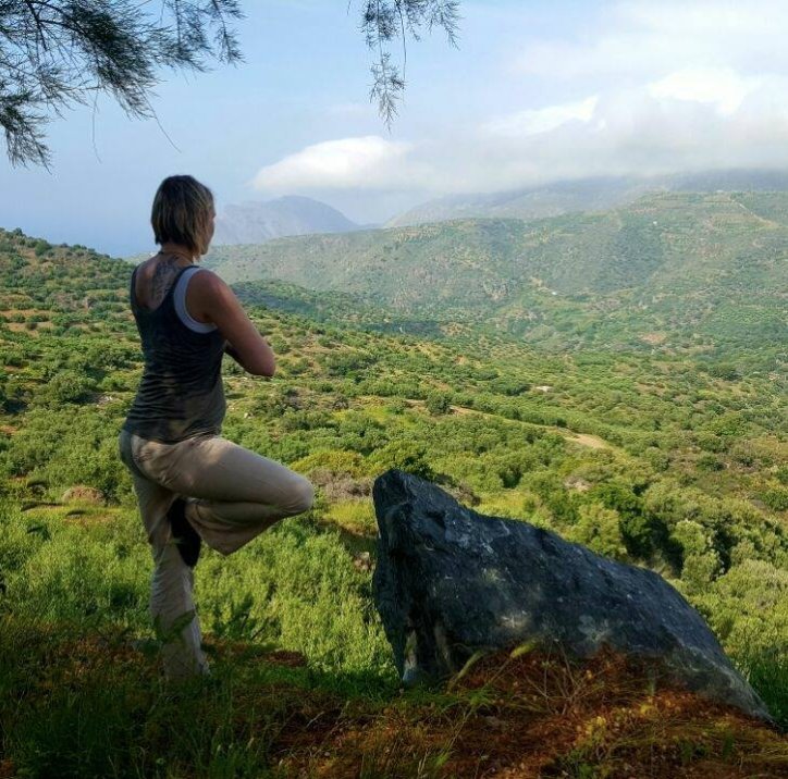 Hebamme Annkatrin Huhs beim Yoga in den Bergen